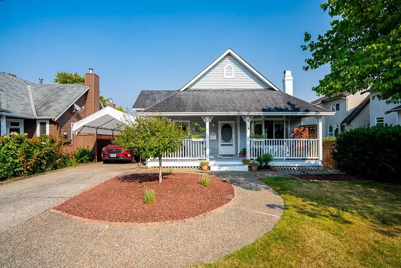 6304 135A STREET - photo 2 of 31