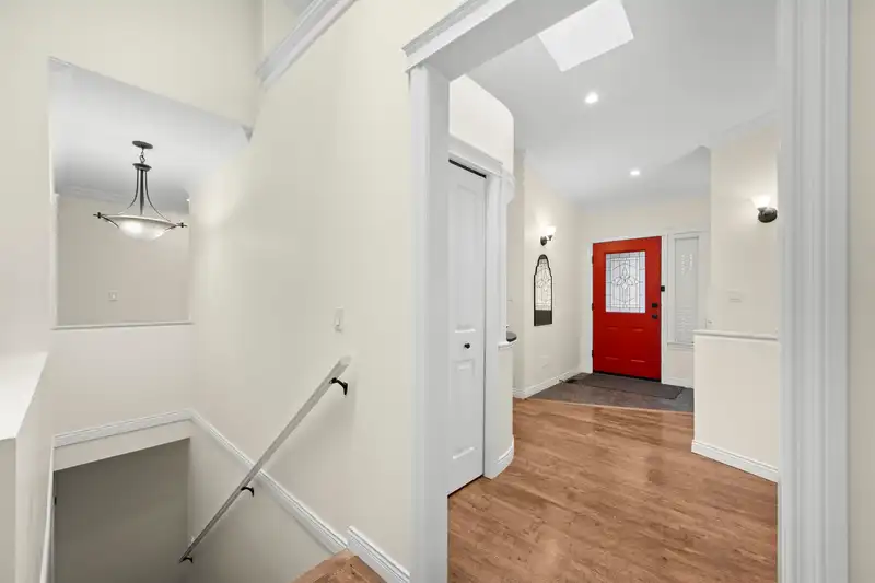 16376 95 AVENUE - photo 3 of 40