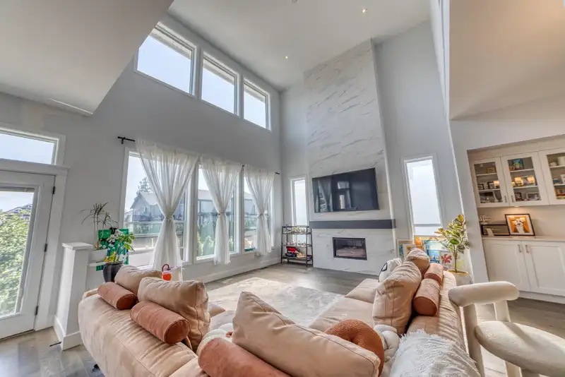 16568 104 AVENUE - photo 2 of 40