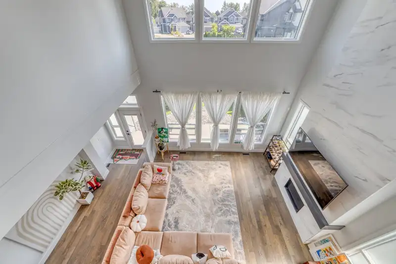 16568 104 AVENUE - photo 3 of 40