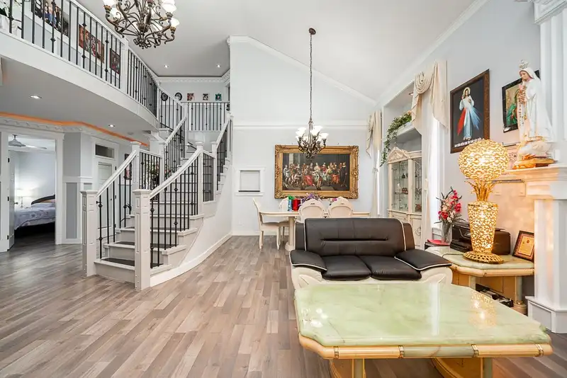 8217 146 STREET - photo 4 of 37