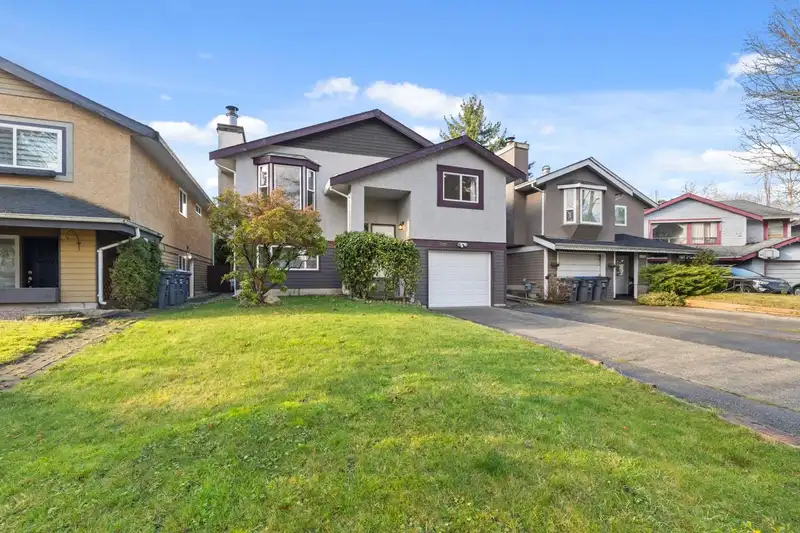 6051 195A STREET - photo 2 of 32
