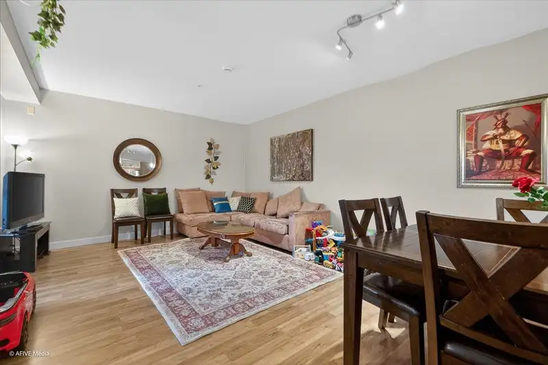 324 9655 KING GEORGE BOULEVARD - photo 3 of 27