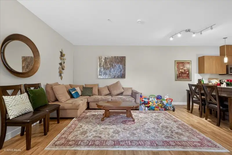 324 9655 KING GEORGE BOULEVARD - photo 4 of 27