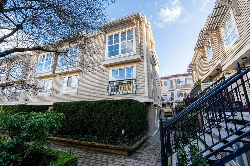 310 678 W 7TH AVENUE - photo 4 of 25