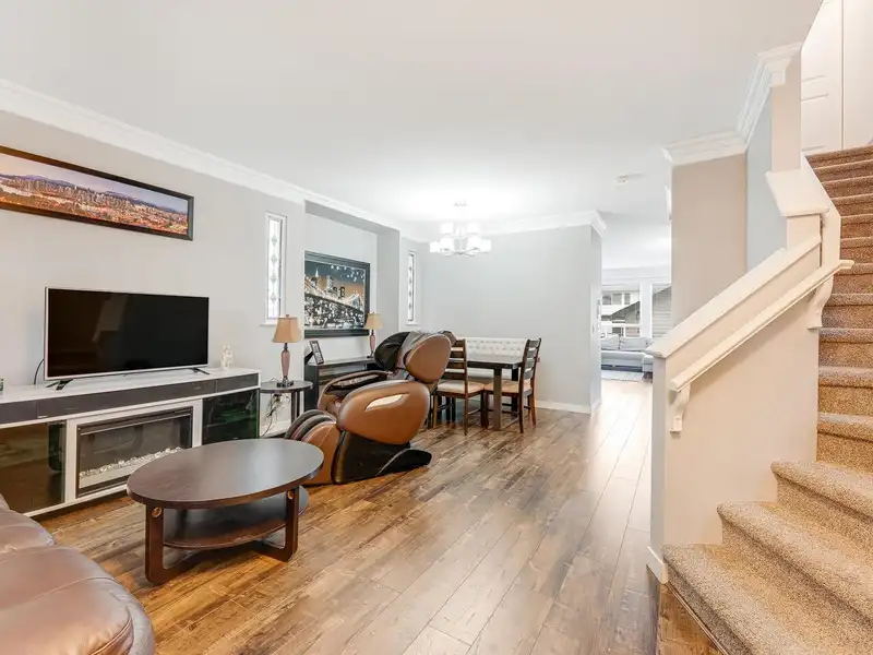 18529 67A AVENUE - photo 4 of 23