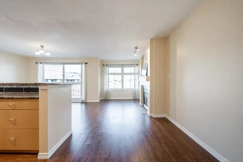 401 15220 GUILDFORD DRIVE - photo 3 of 39