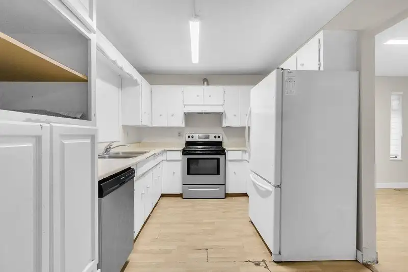 14827 88A AVENUE - photo 4 of 14