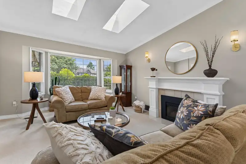16366 94 AVENUE - photo 4 of 25