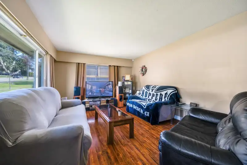 14964 84 AVENUE - photo 2 of 12