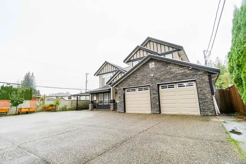 15588 92 AVENUE - photo 2 of 9