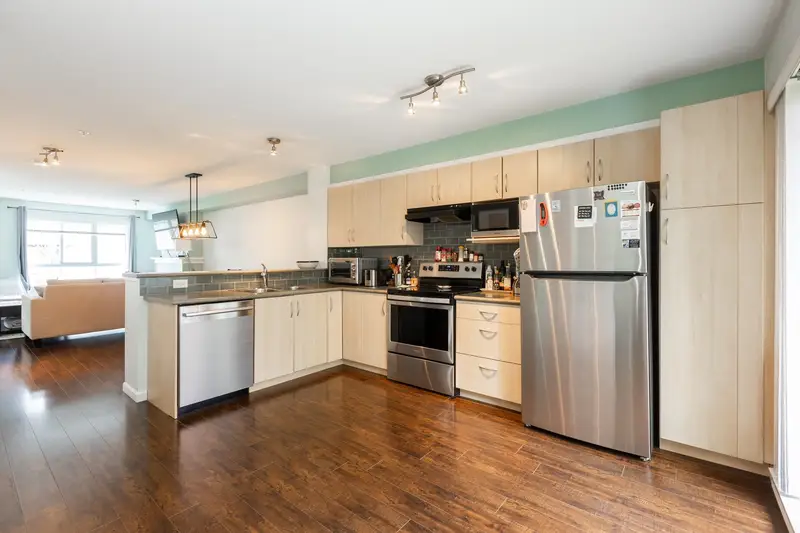 39 6747 203 STREET - photo 3 of 25