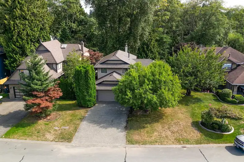 8674 143 STREET - photo 3 of 36