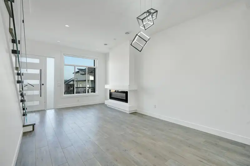 14726 62A AVENUE - photo 2 of 19