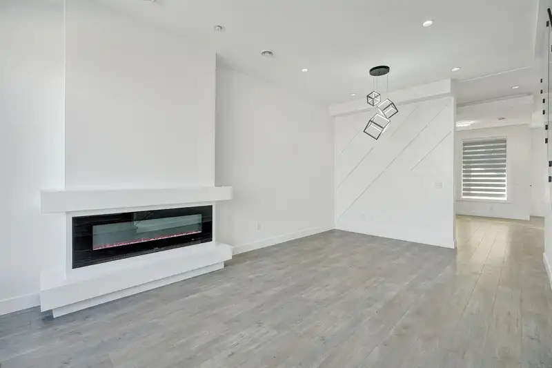 14726 62A AVENUE - photo 3 of 19