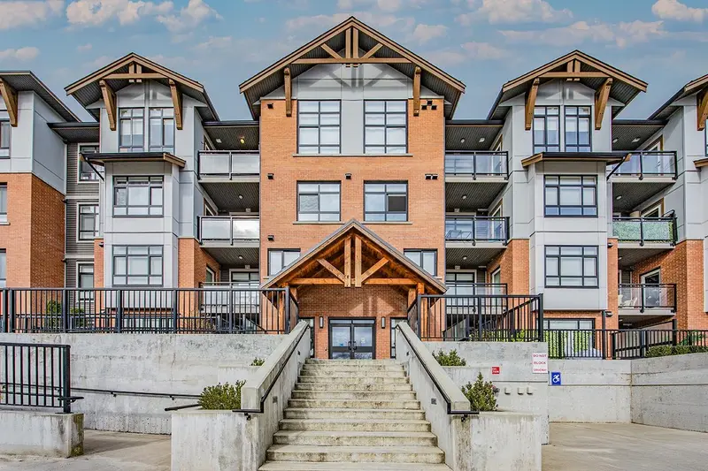 318 19945 BRYDON CRESCENT - photo 1 of 25