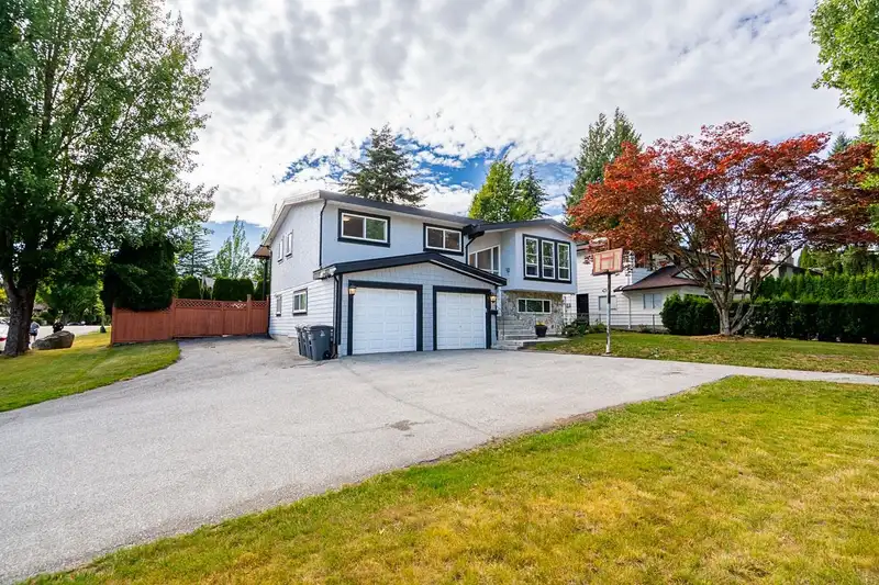 6209 172 STREET - photo 2 of 27