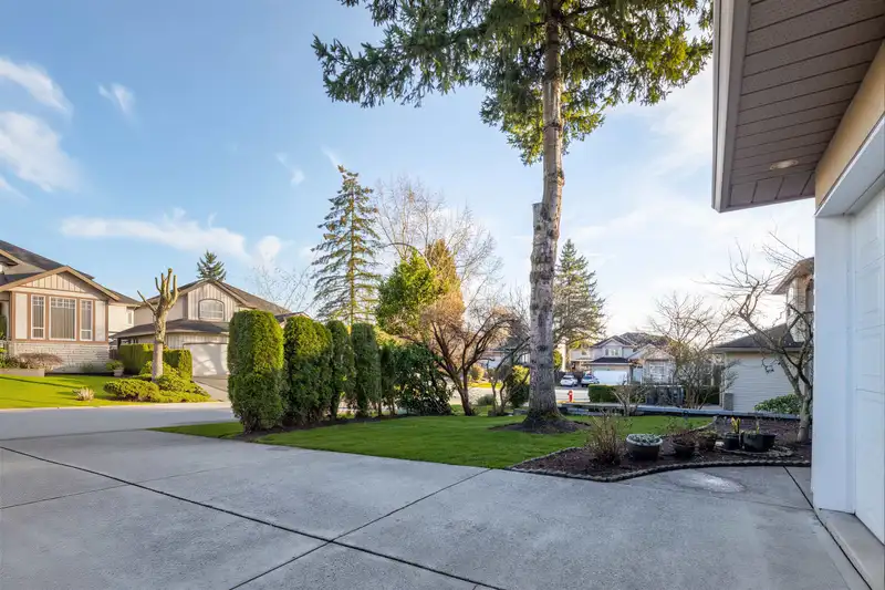 8067 162B STREET - photo 4 of 39