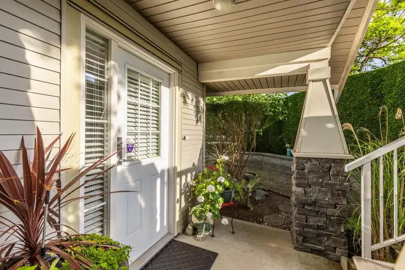 42 6568 193B STREET - photo 4 of 40