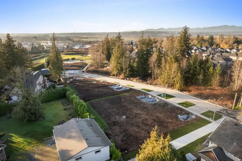 18086 66 AVENUE - photo 4 of 20