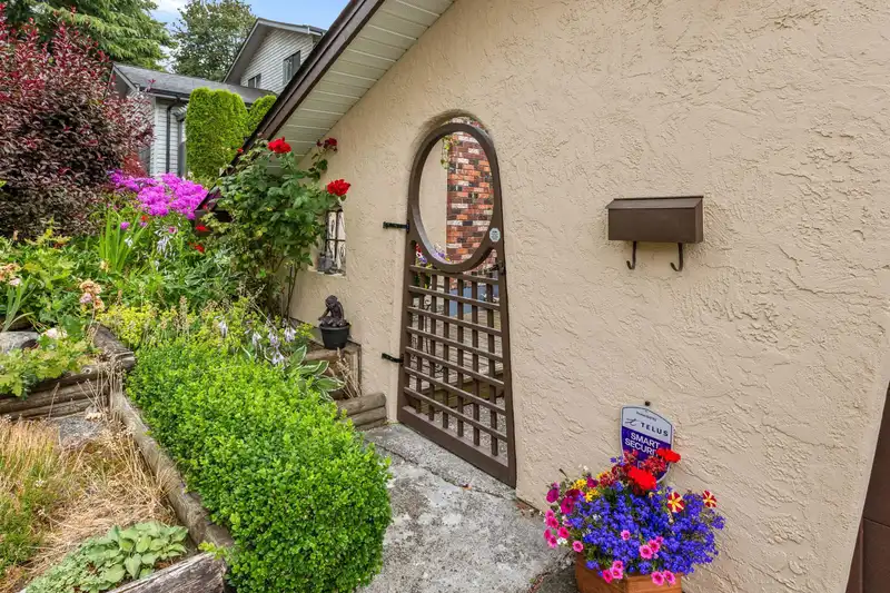 18102 58 AVENUE - photo 4 of 31