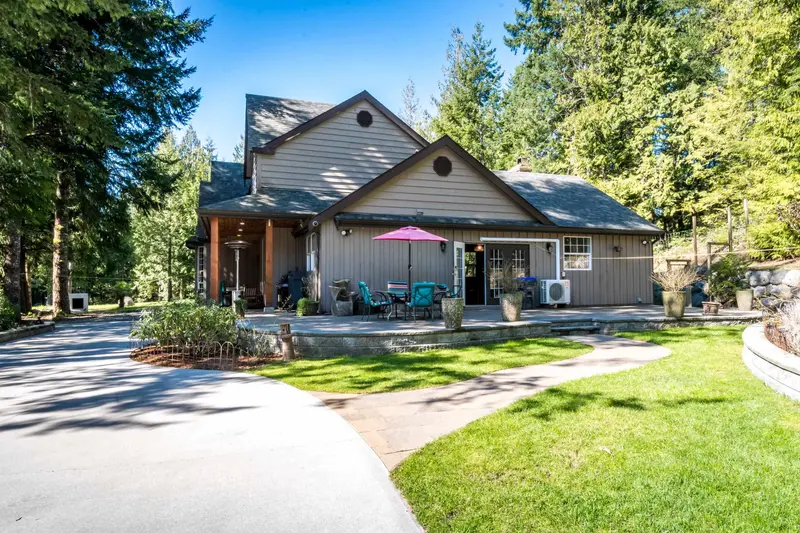 6979 SECHELT INLET ROAD - photo 3 of 25