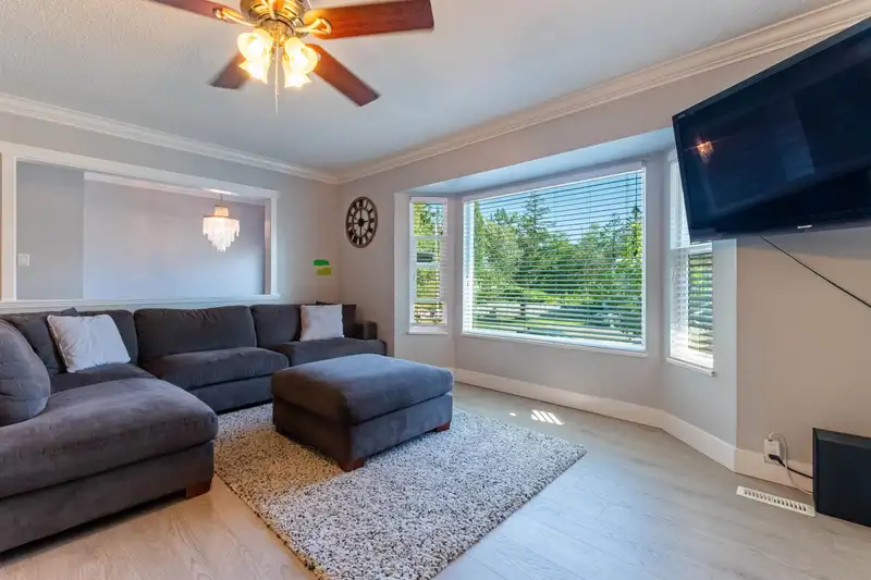 14917 92 AVENUE - photo 3 of 39