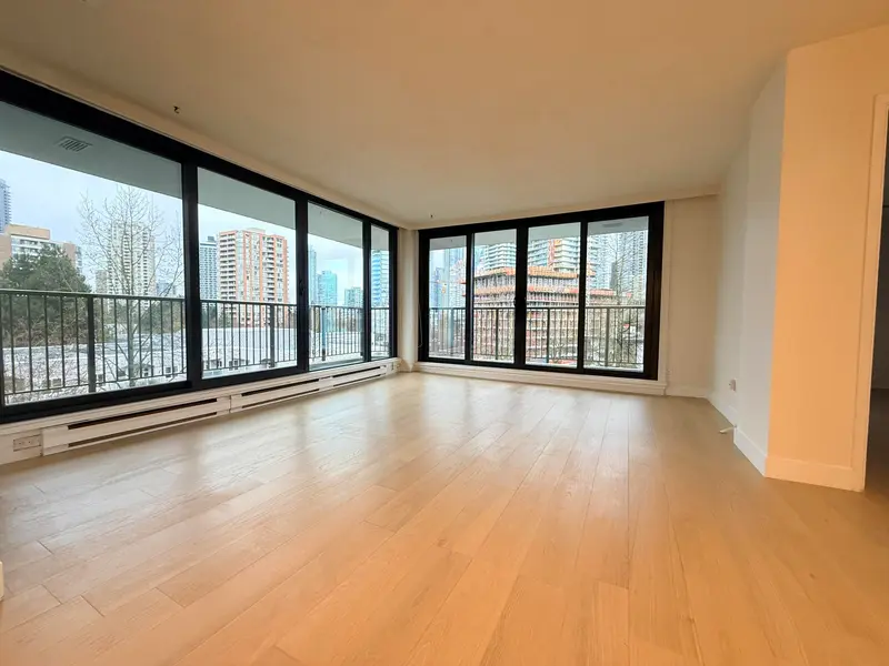 604 6455 WILLINGDON AVENUE - photo 2 of 6