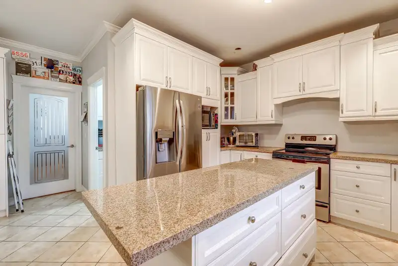 16226 96B AVENUE - photo 4 of 40