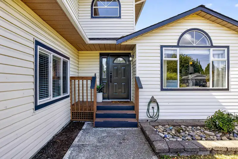6323 171A STREET - photo 3 of 40