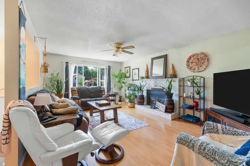 14171 74A AVENUE - photo 4 of 40