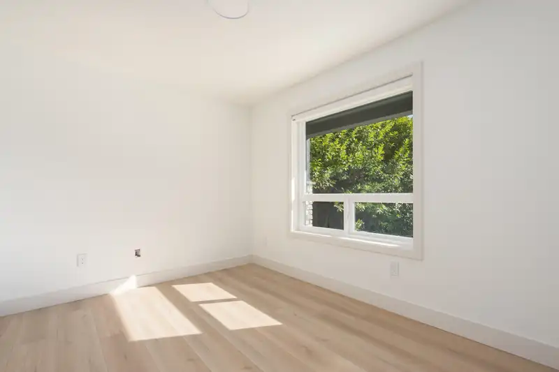 102 14753 111A AVENUE - photo 3 of 25