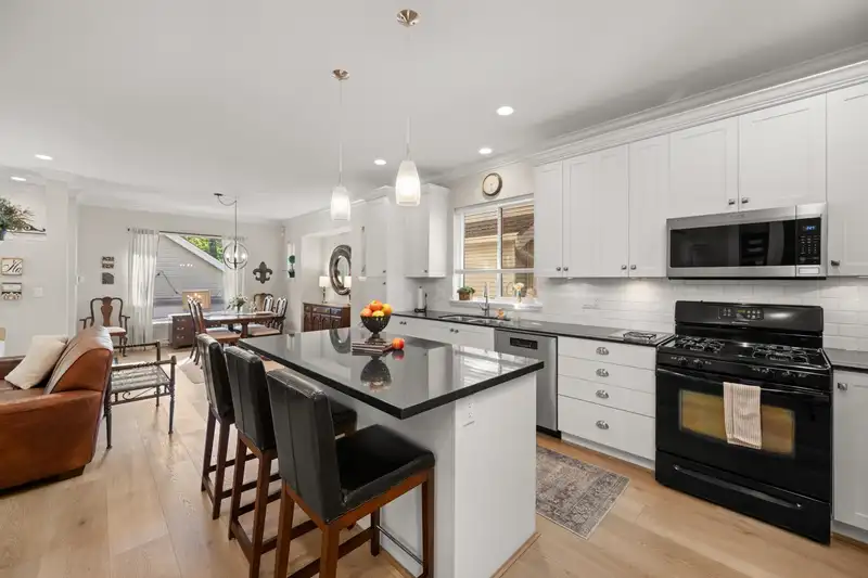 18980 67A AVENUE - photo 4 of 40