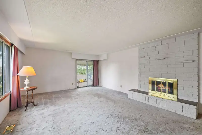 19150 61A AVENUE - photo 4 of 29