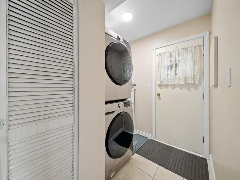 17213 59A AVENUE - photo 4 of 25