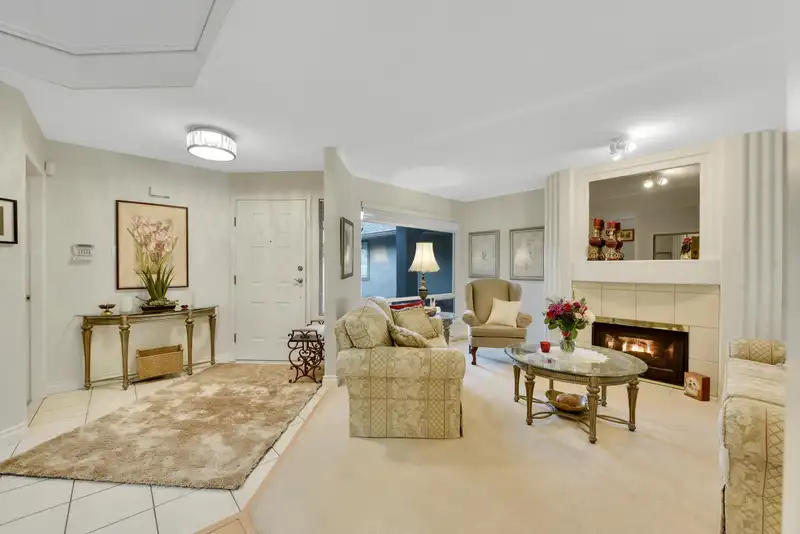 111 15988 83 AVENUE - photo 2 of 34