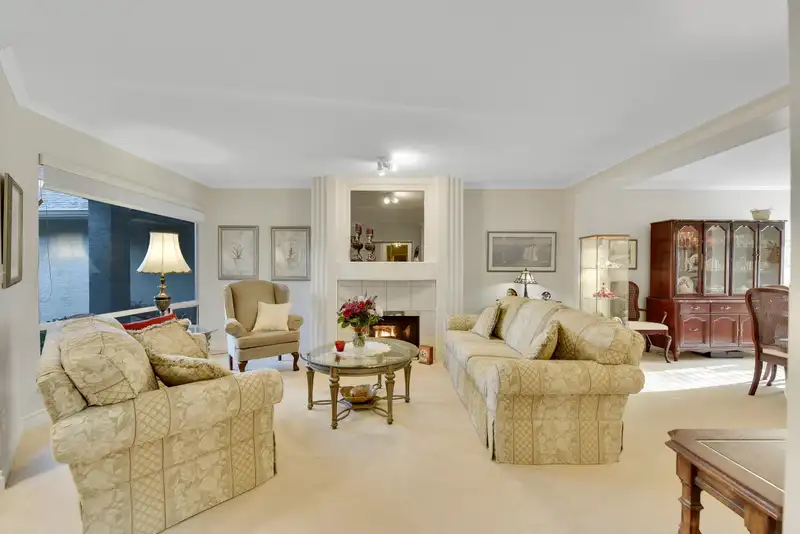 111 15988 83 AVENUE - photo 3 of 34