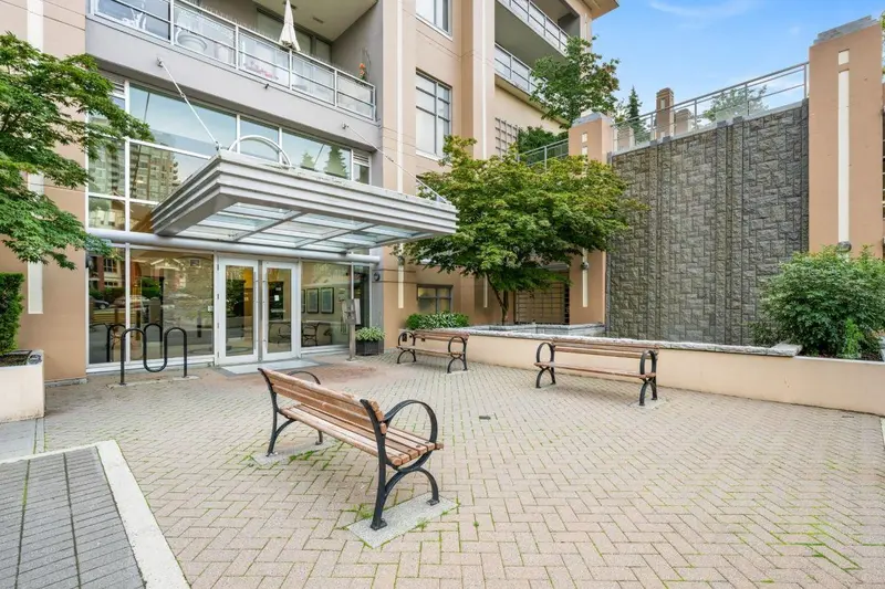 1904 280 ROSS DRIVE - photo 2 of 25