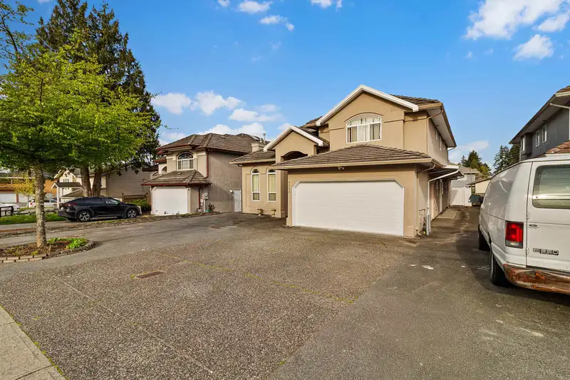 9526 124 STREET - photo 3 of 40