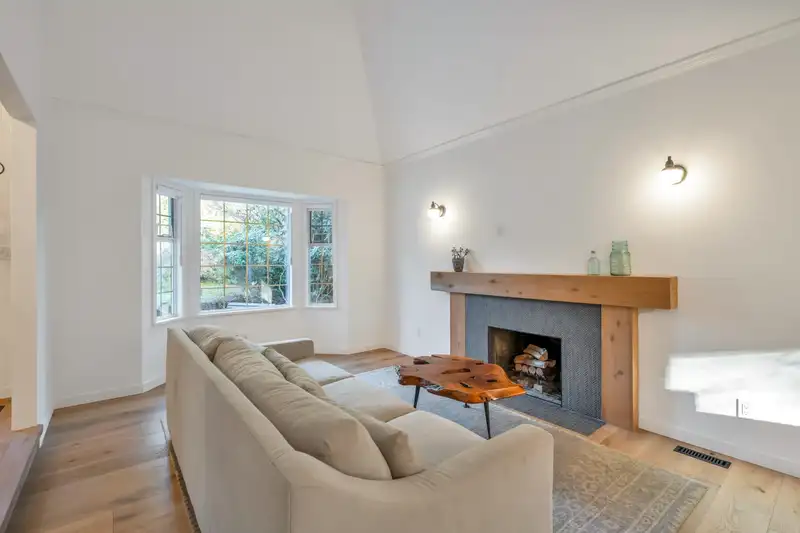 16250 77 AVENUE - photo 3 of 40