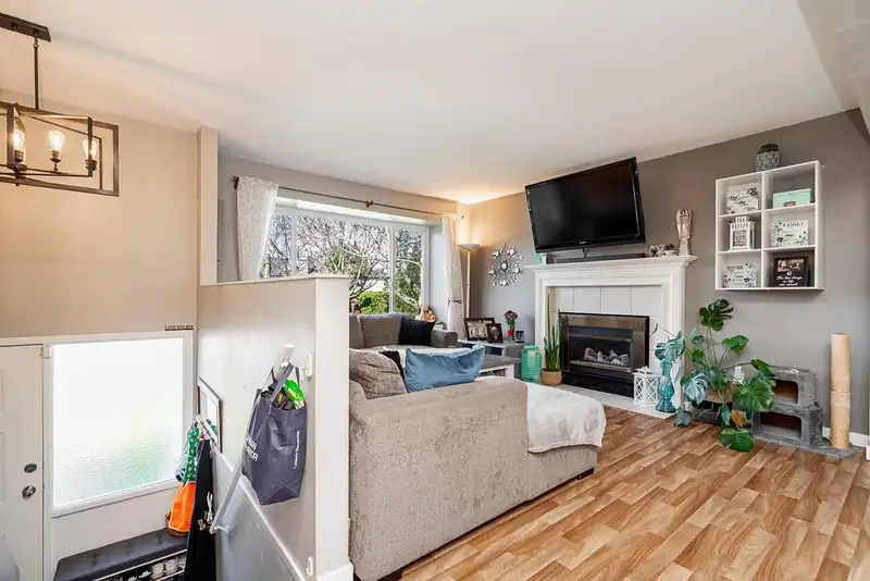 17254 62A AVENUE - photo 4 of 33