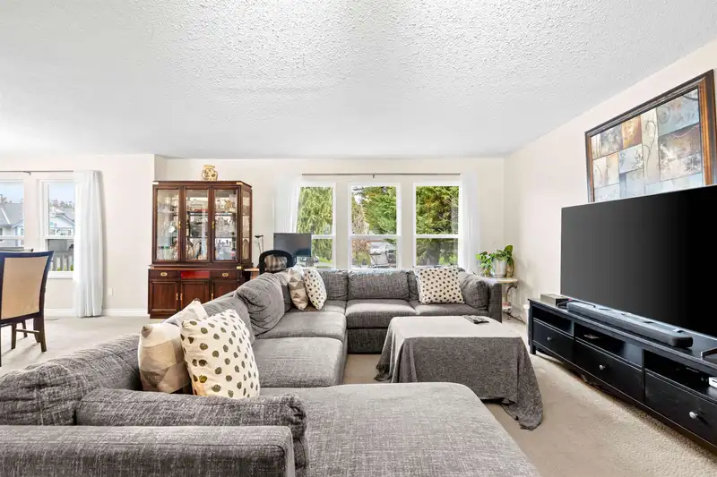 14492 91 AVENUE - photo 3 of 34