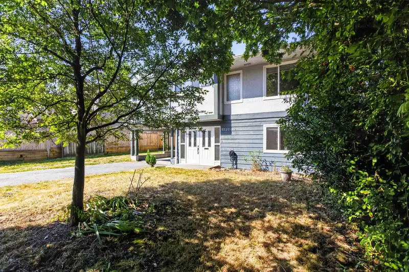 9727 121 STREET - photo 3 of 36