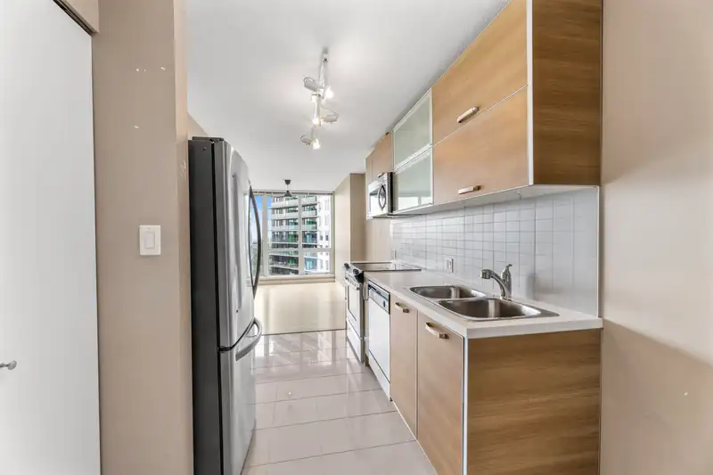 2506 9981 WHALLEY BOULEVARD - photo 4 of 26
