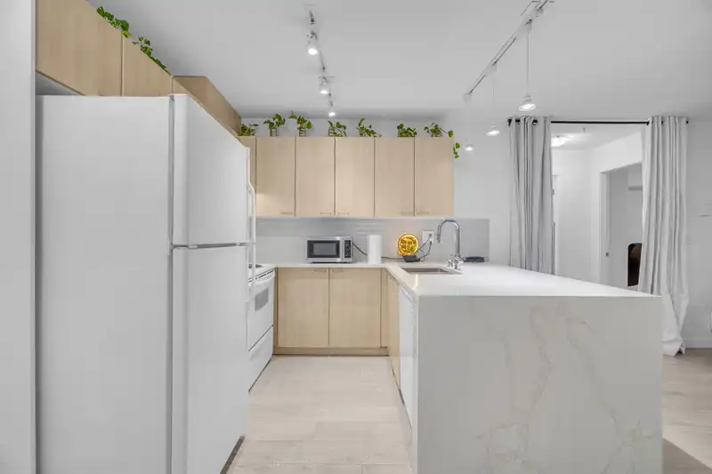 301 12083 92A AVENUE - photo 2 of 27