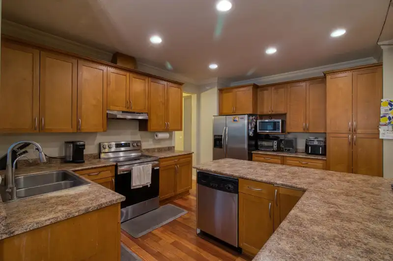 14506 72A AVENUE - photo 2 of 21
