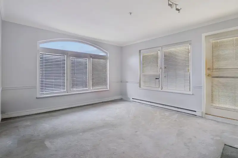305 5977 177B STREET - photo 2 of 20