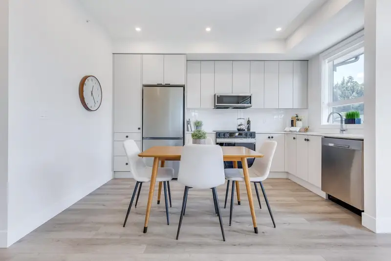 403 45497 CAMPUS DRIVE - photo 4 of 14