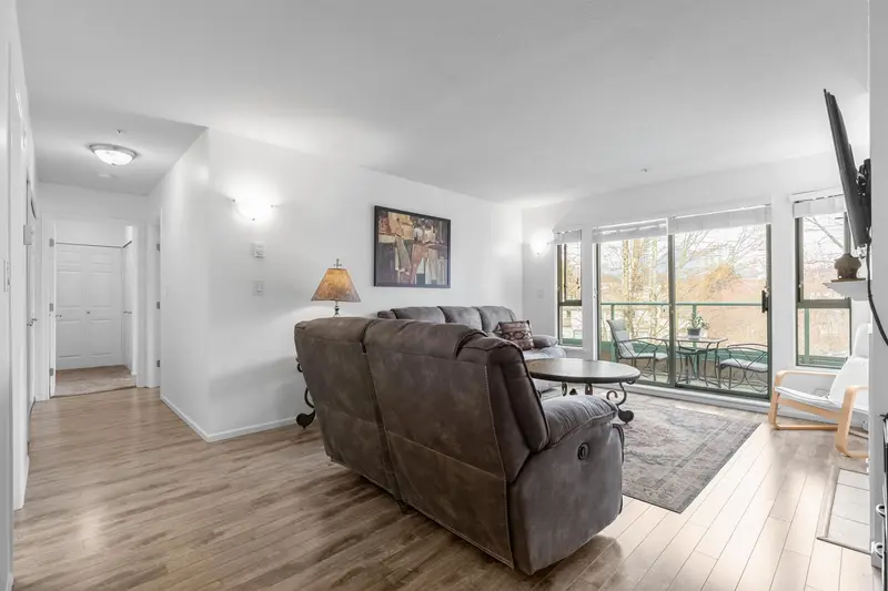 P12 223 MOUNTAIN HIGHWAY - photo 4 of 25