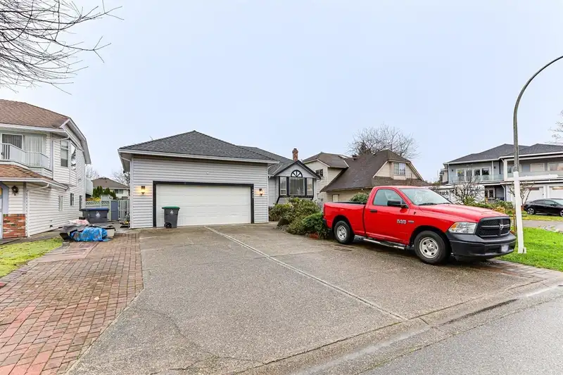 9420 157 STREET - photo 2 of 31